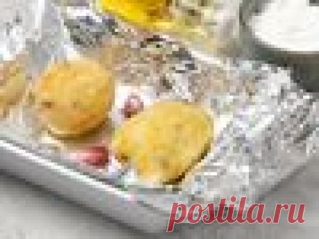 Картошка, запеченная с сыром и чесноком под соусом из сметаны и зелени – пошаговый рецепт приготовления с фото