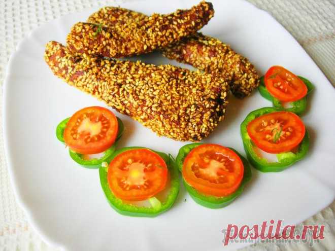 Куриное филе в кунжутной панировке. Куриное филе, приготовленное по этому рецепту, можно подавать как горячее с овощами или гарниром из картофеля, а можно использовать в качестве закуски. Иными словами любители пивных вечеринок откроют ...