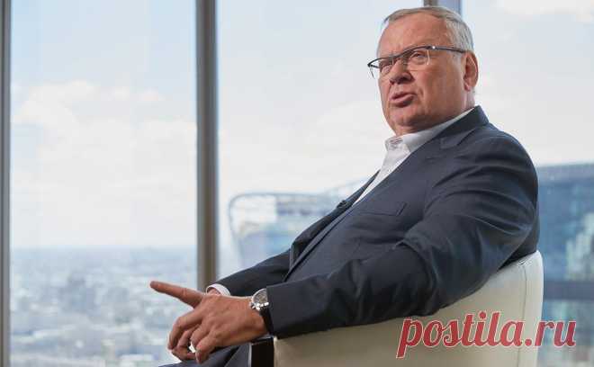 Костин предложил создать банковскую систему «глобального Юга». Отказаться от SWIFT, коротношения банков заменить на связи через блокчейн, создать альтернативный депозитарный хаб в Персидском заливе — так должна выглядеть новая банковская система «глобального Юга», считает Андрей Костин