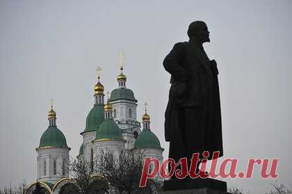 В российском городе от Ленина оставили одни ноги. В городе Астрахань неизвестные уничтожили памятник Владимиру Ленину. От российского революционера остались одни ноги, сообщает пресс-служба Астраханского обкома КПРФ. Представители партии считают, что памятник специально разбили перед годовщиной расстрела Белого дома, руководствуясь политическими мотивами.