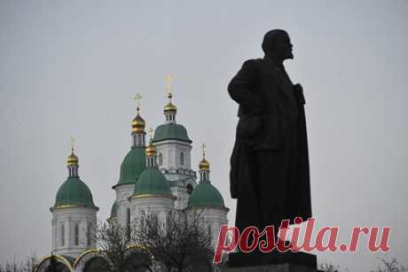 В российском городе от Ленина оставили одни ноги. В городе Астрахань неизвестные уничтожили памятник Владимиру Ленину. От российского революционера остались одни ноги, сообщает пресс-служба Астраханского обкома КПРФ. Представители партии считают, что памятник специально разбили перед годовщиной расстрела Белого дома, руководствуясь политическими мотивами.
