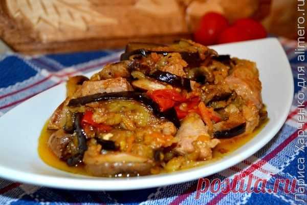 Баклажаны, тушенные с куриным филе и грибами
