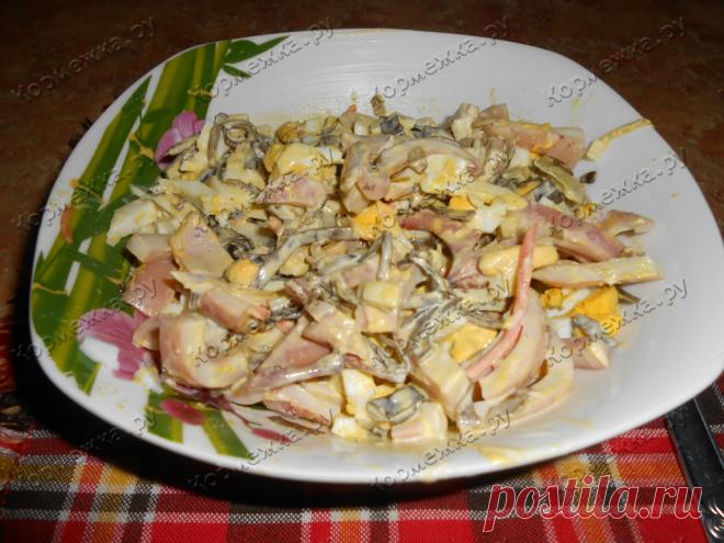 Салат с кальмарами и морской капустой