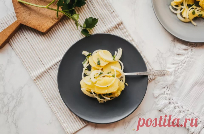 Старомодный Картофельный Салат (Без Майонеза) Этот простой картофельный салат представляет собой простую комбинацию картофеля и лука, заправленную уксусом и масляной заправкой. Заправка-это освежа