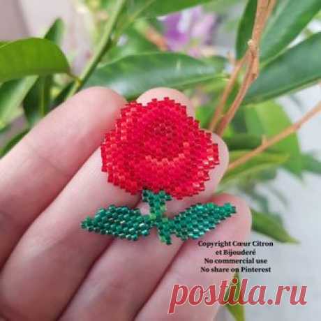 Et voici la rose rouge de notre livret Saint Valentin. Nous vous la proposons également en version rose.
Le choix des couleurs a été finalement un peu délicat, j'étais partie sur mon camaieux habituel type coquelicot, qui est beaucoup trop vermillon. 
Petite astuce au passage: sur ce type de tissage avec des perles transparentes, si vous souhaitez avoir un effet plus contrasté, collez derrière un tissu ou du simili cuir qui va foncer le rendu de vos perles (faites glisser ...