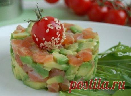 Салат с авокадо, семгой, яблоком и орешками / Простые рецепты
