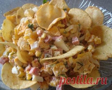 Копченый салат с чипсами.