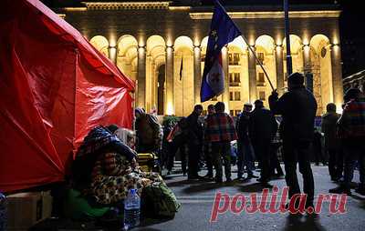 У парламента Грузии продолжается ночная акция протеста оппозиции. На проспекте Руставели стоят палатки, у которых демонстрантам раздают чай, кофе и еду