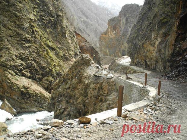 Из-под ног.
Случалось, оступался, но вставал,
И падал вновь, коленки обдирая.
Мне б только одолеть тот перевал,
Что заслонил собой ворота рая!
Казалось, ну еще один рывок,
И близко исполнение желаний!
Но почва ускользает из-под ног…