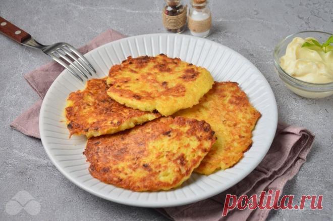 Драники с чесноком

Ингредиенты:
Картофель – 500 грамм
Яйца куриные – 1 штука
Мука – 3 ст.л.
Чеснок – 3 зубчика
Лук репчатый – 2 штуки
Соль – по вкусу
Молотый черный перец – по вкусу
Растительное масло (для обжаривания) – 80 мл

 Приготовление:

1.Картофель, репчатый лук очистите и натрите на мелкой терке. 

Слегка отожмите массу руками, чтобы удалить лишнюю жидкость.

2.Смешайте в глубокой миске картофель, лук, взбитое яйцо, муку, молотый перец и соль.

3.Выдавите через п...