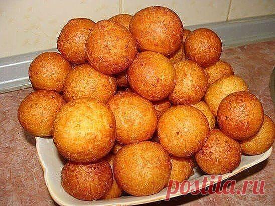 Творожные шарики! Вкус из детства!Очень вкусно! 

Ингредиенты: 
- 250 гр творога 
- 1 яйцо 
- 5-6 столовых ложек сахара 
- 1,5 стакана муки 
- 1/2 без горки чайной ложки соды 
- сахарная пудра 

Взбиваем яйцо с сахаром, добавляем творог и соду. Перемешиваем так, чтобы не осталось творожных комочков. 
Добавляем муку и месим тесто. Даем тесту постоять минут 15-20. Потом катаем колбаски, режем на брусочки, из брусочков катаем шарики (не очень большие, т.к. при жарки они немно...