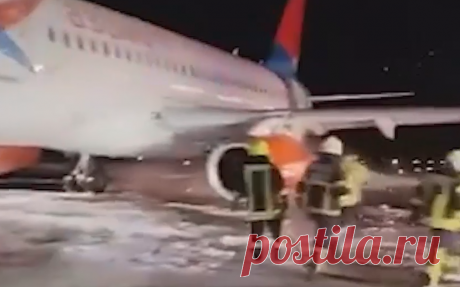 Как обгорел Superjet 100 во время пожара в Турции. Видео. После возгорания на самолете Superjet 100 в Турции на лайнере остались следы пожара — видна копоть на днище самолета и около двигателя.