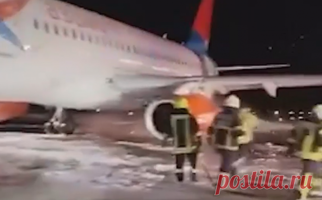 Как обгорел Superjet 100 во время пожара в Турции. Видео. После возгорания на самолете Superjet 100 в Турции на лайнере остались следы пожара — видна копоть на днище самолета и около двигателя.