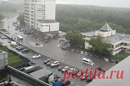 Автомобили начали уходить под воду в Москве и попали на видео