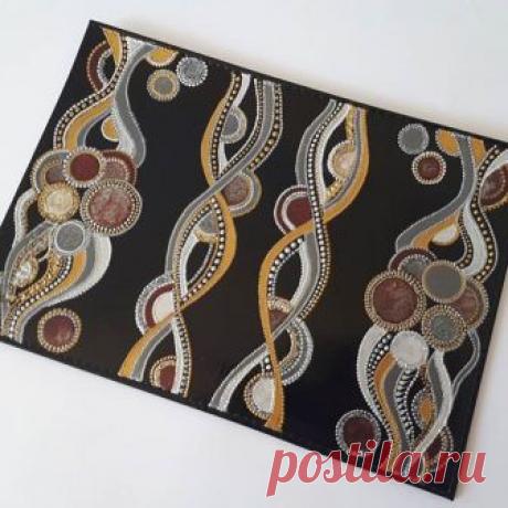 Обычно стараюсь не использовать чужие рисунки в своих работах, но для этой  обложки унисекс для женщины с сильным характером захотелось взять именно эту идею, увиденную на просторах интернета, конечно, это не точная копия, а именно идея, за которую благодарна неизвестному автору.
#точечнаяроспись #росписьназаказ #обложканапаспорт #подарокженщине #чтоподарить #оригинальныйподарок #омск