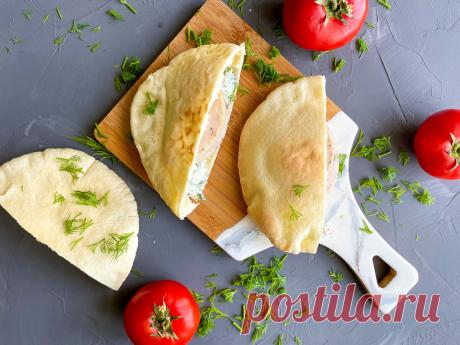 Вкусный перекус на дачу: быстро, просто и готовится за минуту  🙂
На даче часто бывает, что хочется поесть и вкусненького, и быстро.
А еще хочется, чтобы было вкусно и не вредно для фигуры.
Сегодня я расскажу, как приготовить вкусный перекус для летнего отдыха на даче из самых простых и доступных продуктов.
Ингредиенты:
— батончик мюсли — 1 шт. — молоко — 2 ст.л. — йогурт (натуральный) — 1 ст.л — мед — 1 ч.л
Приготовление:
1. Батончик мюсли хорошо промоем теплой водой и дадим воде стечь.
2. Мол…