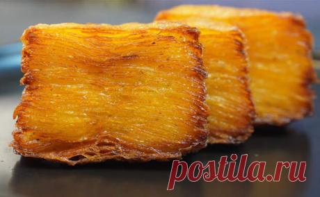 (10) Берем обычную картошку и трем на терке. Когда подаем на стол, никто не понимает, что в тарелке картофель, а не хитрый деликатес - Steak Lovers
                                             - 3 февраля
                                             - 43444143302 - Медиаплатформа МирТесен В Азии приготовленную таким образом картошку называют «Картофель в тысячу слоев». Готовится она сравнительно просто, здесь в основе просто натертые на терке клубни. Но уже при подаче на с...