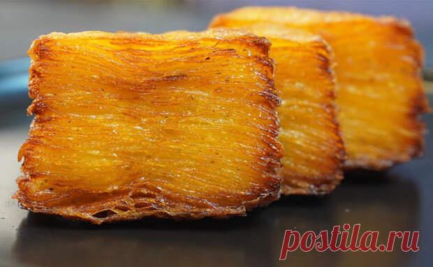 (10) Берем обычную картошку и трем на терке. Когда подаем на стол, никто не понимает, что в тарелке картофель, а не хитрый деликатес - Steak Lovers
                                             - 3 февраля
                                             - 43444143302 - Медиаплатформа МирТесен В Азии приготовленную таким образом картошку называют «Картофель в тысячу слоев». Готовится она сравнительно просто, здесь в основе просто натертые на терке клубни. Но уже при подаче на с...