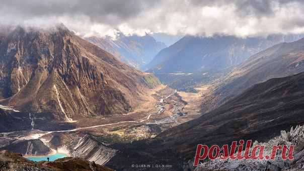 Постарайтесь найти на этой фотографии усталого путника. Гималаи, Непал. Автор фото – Евгений Самученко: nat-geo.ru/photo/user/52530/