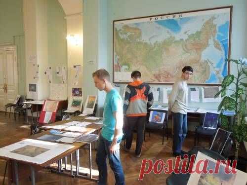 Московский государственный университет геодезии и картографии (МИИГАиК) - В библиотеке МИИГАиК проходит «Выставка о Будущем-2147» Там выставлена и моя работа - Россия через 100 лет.