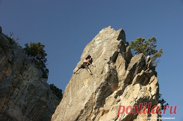 Скалолаз на Никитской расселине. п.Никита, Южный берег Крыма. Ялта . Крым