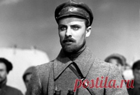  «Выстрел в спину»: как на самом деле погиб знаменитый комдив Николай Щорс Когда в конце 60-х после эксгумации останков красного комдива Щорса были рассекречены данные медэкспертизы, стала набирать популярность версия о том, что он пал от рук своих же соратников. Почему на протяжении десятилетий советская власть скрывала истинные обстоятельства смерти красного командира?