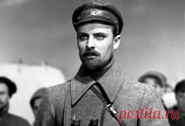  «Выстрел в спину»: как на самом деле погиб знаменитый комдив Николай Щорс Когда в конце 60-х после эксгумации останков красного комдива Щорса были рассекречены данные медэкспертизы, стала набирать популярность версия о том, что он пал от рук своих же соратников. Почему на протяжении десятилетий советская власть скрывала истинные обстоятельства смерти красного командира?