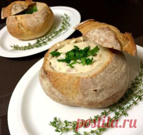 Клэм-чаудер в хлебной тарелке