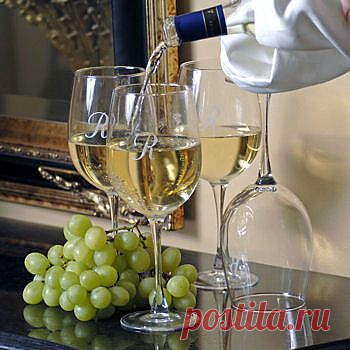 ВИНОГРАДНОЕ ВИНО...Мне с тобою повезло -
Ты все то, чего хотел.
Стая стала на крыло.
Только я не полетел.
Я остался и живу.
Тяжелы мои лета.
Снюсь кому-то наяву.
А когда-то я летал...