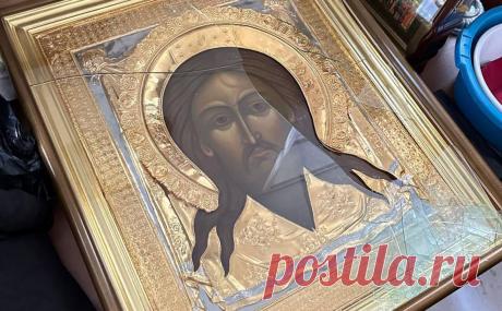 Мужчина ударил камнем по иконе в храме Киево-Печерской лавры. Неизвестный мужчина разбил стекло на иконе Спаса Нерукотворного в храме Агапита Печерского Свято-Успенской Киево-Печерской лавры, сообщается на сайте Украинской православной церкви (УПЦ).