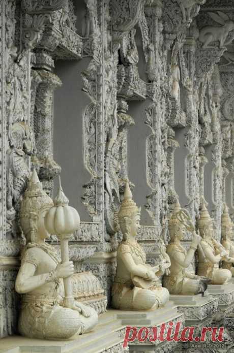 Wat Ming Muang, Nan / Thailand (by Axel Drainville).