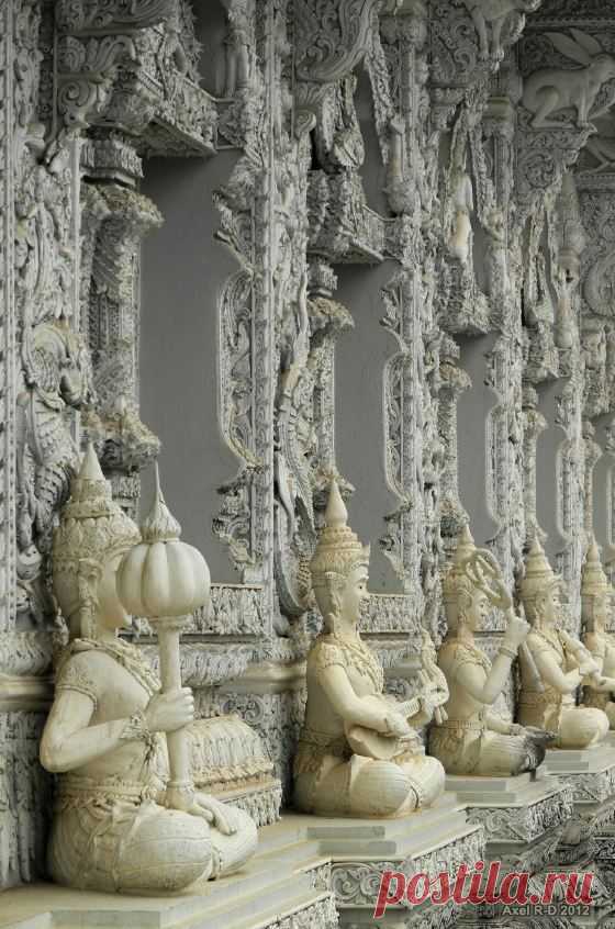 Wat Ming Muang, Nan / Thailand (by Axel Drainville).