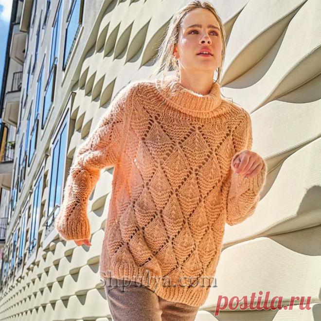 Уютный объемный пуловер с рукавами реглан связан крупными сквозными ромбами из мягкой пряжи абрикосового цвета.
