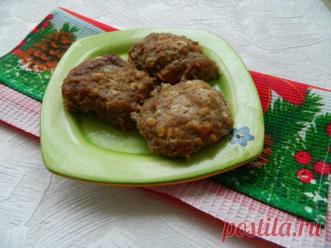 Котлеты с творогом Прожить без мясных блюд способны разве что вегетарианцы и строго следящие за своей фигурой дамы. Мужчинам в большинстве случаев это чуждо, ведь организм их требует этого продукта постоянно. Труднее всего в такой ситуации мамам и женам. Накормить мужчин надо сытно, а себе что же готовить отдельно? Выход есть. Котлеты из мясного фарша с творогом способны удовлетворить потребности обеих сторон. Это вкусно, сытно, а еще очень быстро готовится, причем из дост...