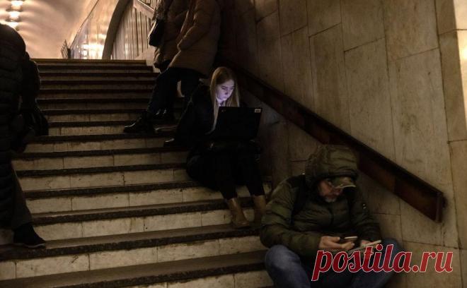 В Одессе и Кременчуге раздались взрывы. Сирены тревоги включили в нескольких регионах Украины, затем в Одессе и Кременчуге прогремели взрывы. Военные попросили местных жителей оставаться в убежищах и не снимать работу систем ПВО