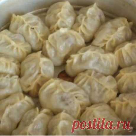 МАНТЫ 6 СУПЕР ВКУСНЫХ РЕЦЕПТОВ НА ЛЮБОЙ ВКУС  
1) Манты с мясом  
2) Манты "Зелёные"
3) Лже- манты  
4) Манты рубленые 
5)  Манты "Почти вегетарианские"  
6) Манты Пак- чой 
========================================================
1 Манты с мясом
---------------------------
ИНГРЕДИЕНТЫ
Тесто:
Мука в/с 500 гр;
Яйцо 1 шт;
Молоко 1 стакан;
Вода 1/2 стакана;
Соль 1 ч.л.;
Начинка:
Лук 6 головок;
Перец красный молотый 2,5 ст.л. (с небольшим верхом);
Мясо (не сухое!!!) 600 гр.
КАК ПРИГОТОВИТЬ