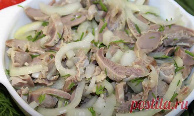 Закуска из курицы готовится в минуты: маринуем с луком как шашлык