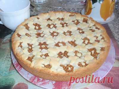 Быстрый пирог с тёртыми яблоками, изюмом и корицей