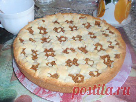 Быстрый пирог с тёртыми яблоками, изюмом и корицей