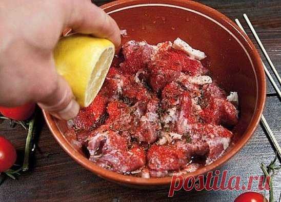 На кухне хочется чувствовать себя мастером! Но некоторые блюда не всегда получается приготовить идеально — только зная тонкости, можно творить кулинарные шедевры. Предлагаем прочесть ценные советы, о которых точно знает шеф-повар любого приличного ресторана. Не обязательно быть главным поваром для того, чтобы вкладывать душу в еду. Готовить вкусно и красиво еду может кто угодно, главное — желание! Используй даже в обычных рецептах наши подсказки, и ты увидишь, насколько вкуснее станут завтраки,