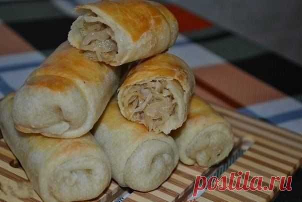 ОЧЕНЬ вкусные пирожки с тонким хрустящим тестом!!!!! Начинка может быть любой, но традиционно эти пирожки делаются с тушеной или квашеной капустой! Ингредиенты: (на 15 штук) тесто: 125 мл. воды 115 мл. растительного масла 320 гр. муки соль начинка:
