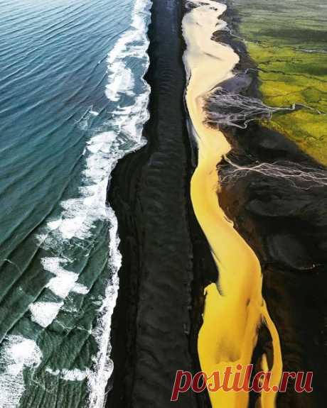 O lugar na Islândia onde Green Fields, Yellow River, Black Beach e Blue Sea se encontram!