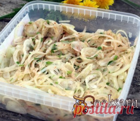 Маринованный лук к мясу Приготовить вкусный и ароматный маринованный лук очень просто. Такой лучок хорошо подать к мясным стейкам, запеченному мясу. А если Вы собираетесь на природу, пожарить шашлыки, то приготовьте маринованный лук заранее и возьмите с собой, для шашлыка он будет прекрасным дополнением.Для маринования сладких сортов лука, количество сахара следует уменьшить. Лук репчатый — 4 шт; Уксус виноградный — 2 ст.л.; Масло растительное — 2 ст.л.; Сахар (не полная ) — 1 ч.л.; Соль — 0,5…