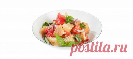 Панцанелла. Видеорецепт Черствый хлеб нарезать крупными кусками, переложить в блюдо и залить водой, смешанной с уксусом. Оставить на 30 минут, чтобы хлеб впитал воду.