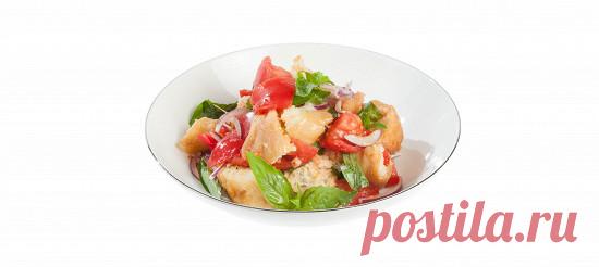 Панцанелла. Видеорецепт Черствый хлеб нарезать крупными кусками, переложить в блюдо и залить водой, смешанной с уксусом. Оставить на 30 минут, чтобы хлеб впитал воду.