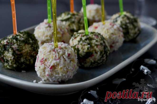 Закуска-шарики из крабовых палочек, сыра и яиц Закуски хорошо украшают праздничный стол. Приготовить закуски не долго и не сложно. И съедаются они, как правило, самыми первыми со стола. Единственное условие, такие закуски нужно готовить перед самой подачей, чтобы они не потеряли своего аппетитного вида и не обветрились. Шарики делаются из натертых на мелкой терке яиц, крабовых палочек и твердого или плавленного сыра с минимальным количеством майонеза.