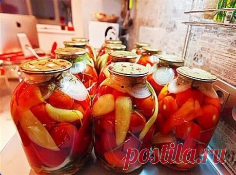 Томаты с перцем на зиму

Для приготовления понадобится:

• помидоры - 1,5 кг.;
• чеснок - 4 зубчика;
• лук - 1 шт.
• сладкий перец - 1 шт.;
• вода ~ 2 л.;
• душистый перец - 5 горошин;
• гвоздика - 2 шт.;
• укроп - 2 веточки;
• соль - 1 ст.л.;
• сахар - 3 ст.л.;
• уксус - 1 ст.л.

Ингредиенты рассчитаны на одну 3 литровую банку.

Приготовление:

1. На дно стерильных банок положить укроп, чеснок, сверху положить помидоры и нарезанный вдоль болгарский перец, нарезанный кольц...