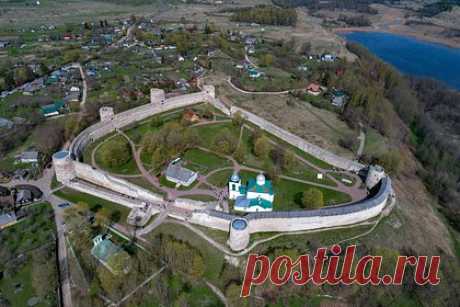 Разлив опасного химического вещества произошел в российском городе. На участке улицы Индустриальной в Пскове произошел разлив опасного химического вещества. На тротуар и проезжую часть попала ртуть. В администрации российского города сообщили, что соответствующий участок сейчас огорожен. Специалисты прорабатывают вопрос ликвидации разлива.