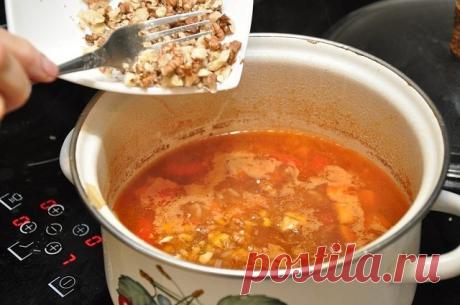 Суп харчо

Харчо – грузинское первое блюдо, по густоте среднее между супом и рагу. Название переводится с грузинского языка как «говяжий суп», но его готовят с любым мясом – бараниной, курицей, уткой и пр. В его составе обязательно должен присутствовать рис, томаты или ткемали и совсем нет привычного нам картофеля.

ИНГРЕДИЕНТЫ:
баранина или говядина – 600 г,
лук – 2 шт.,
морковь – 1 шт.,
помидоры – 4 шт.,
перец сладкий – 1-2 шт.,
чеснок – 3-5 зубков,
рис – 4-5 ст. ложек,
...