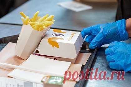 Стало известно о грядущем повышении цен во «Вкусно — и точка». Сеть предприятий быстрого питания «Вкусно — и точка», которая стала преемницей «Макдоналдса» в России, спустя четыре месяца после открытия повысит цены на некоторые позиции из меню. В частности, грядущие изменения коснутся бургеров — их стоимость вырастет на 8-10 процентов.